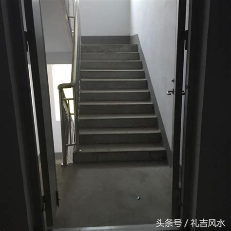 房間門對樓梯